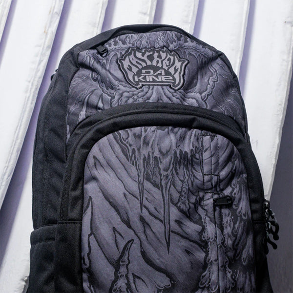 DAKINE × MAYHEM / CAMPUS PREMIUM 28L バックパック