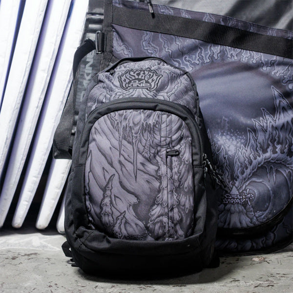 DAKINE × MAYHEM / CAMPUS PREMIUM 28L バックパック