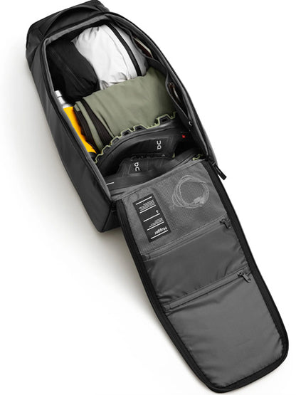 『Db』Hugger Backpack 30L / Black Out